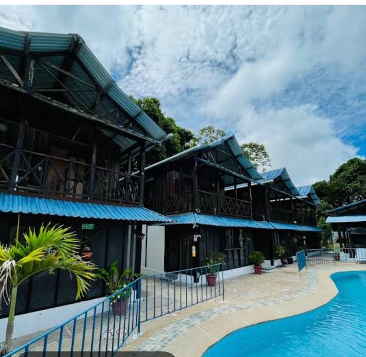 Pool & lodge wing